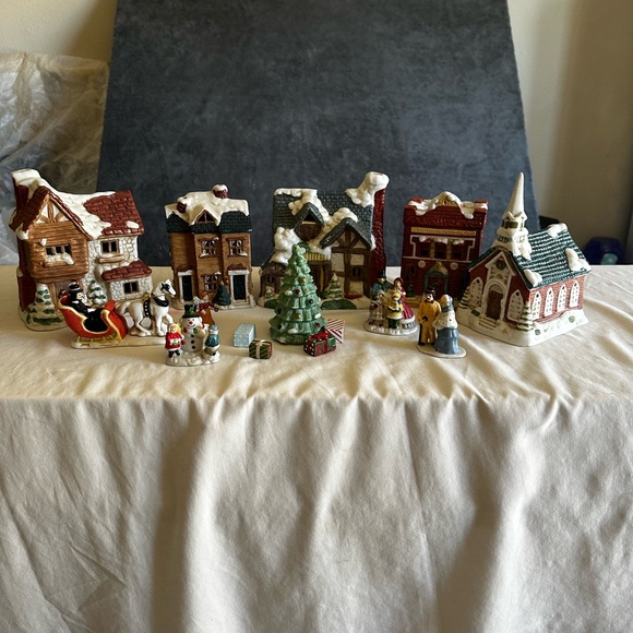 VINTAGE CHRISTMAS VILLAGE 15 PIECES /NO BOX/ NO LIGHTS - Picture 3 of 14